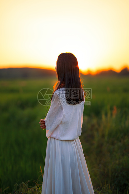 夕阳下的女性背影图片