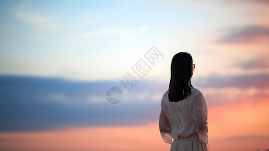 白色剪影夕阳下的女性背影背景
