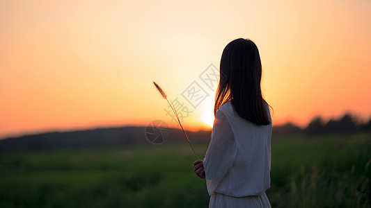 手绘女人剪影夕阳下的女性背影背景