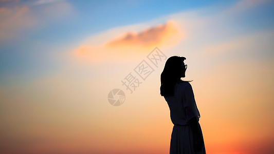 夕阳下的女性背影高清图片