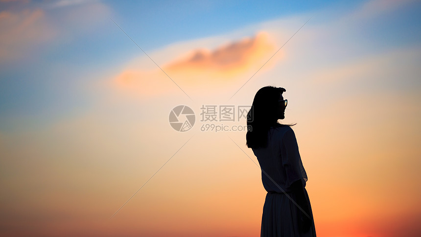 夕阳下的女性背影图片