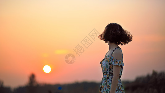 夕阳下女性背影夕阳下的女性背影背景