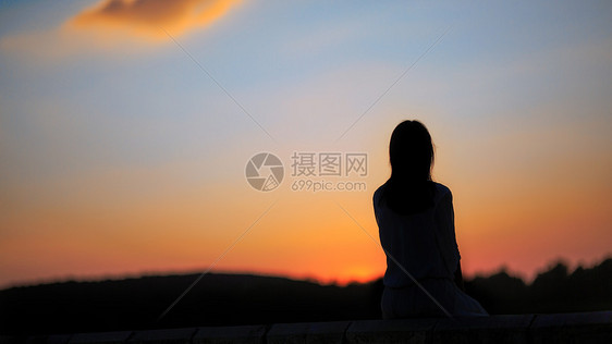 夕阳下的女性背影图片