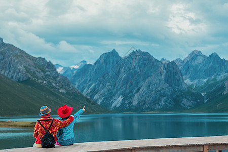 青海年宝玉则双人背影旅游背景图片