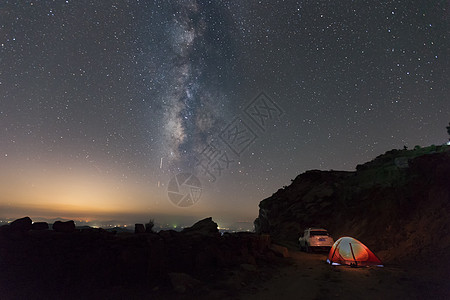 诗与远方银河下的帐篷和越野车背景