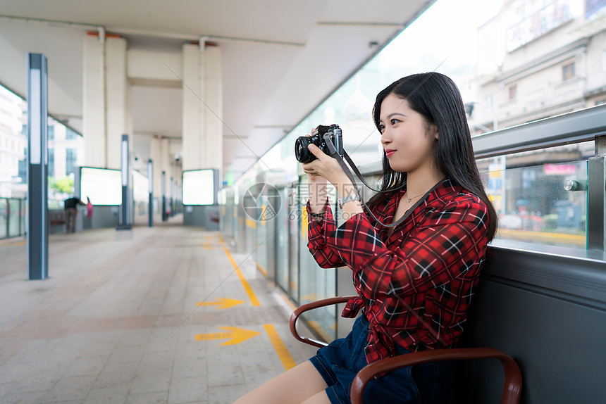 城市旅行拍照女孩图片