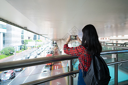 城市旅行拍照女孩图片