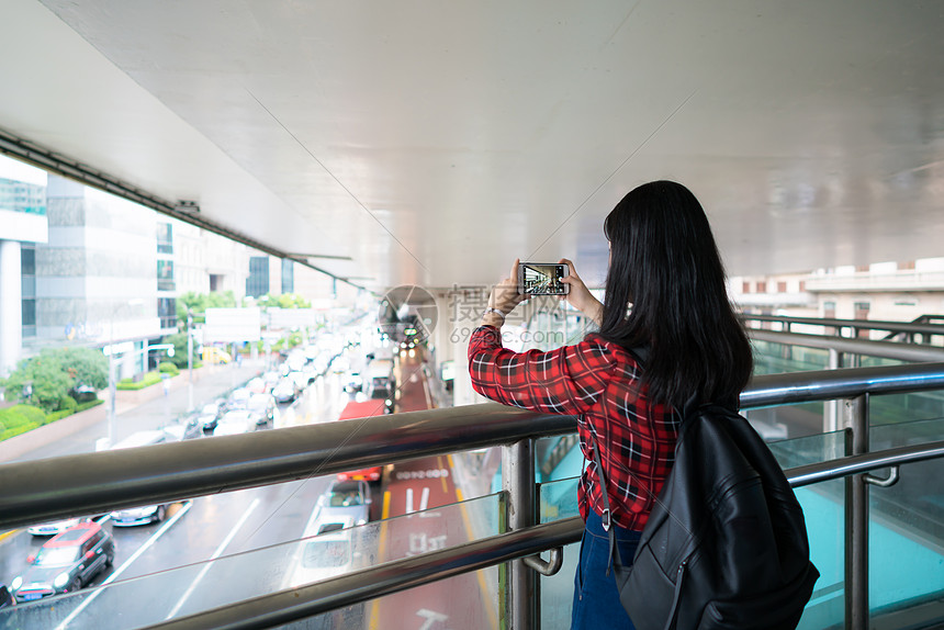 城市旅行拍照女孩图片