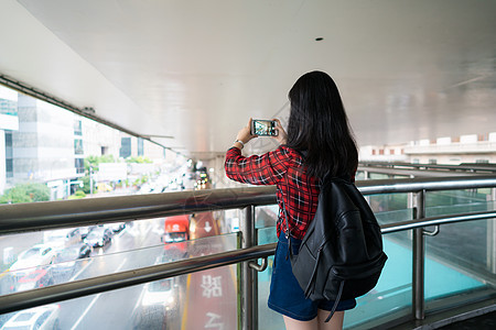 城市旅行拍照女孩背景图片