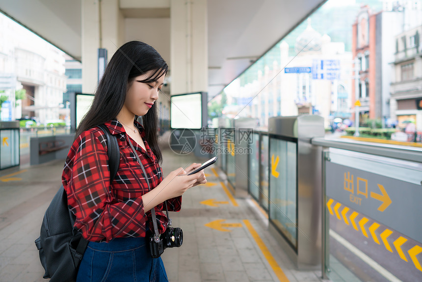 城市旅行女孩图片