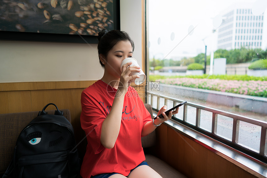 城市旅行女孩图片