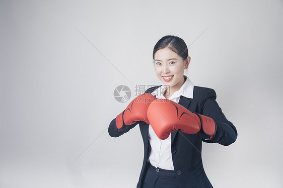 打拳击的职场女性图片