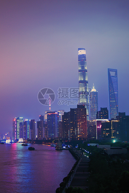 夜色朦胧的黄浦江夜景图片