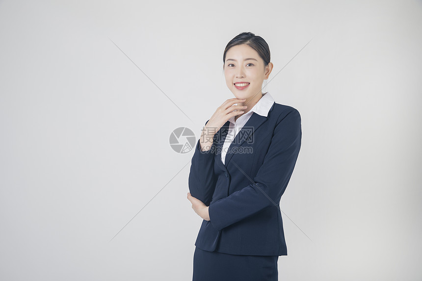 穿西服的职业女性图片