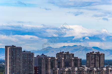 北京楼房蓝天白云下的北京郊区背景