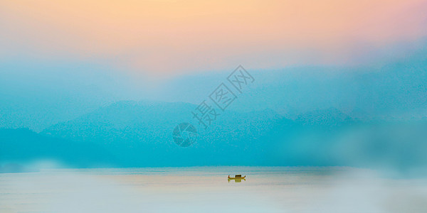 朦胧光云雾小舟泛水面背景