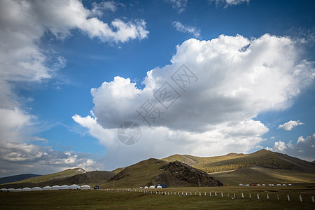 秋天壮阔的草原风光 蓝天白云下的草原蒙古包图片