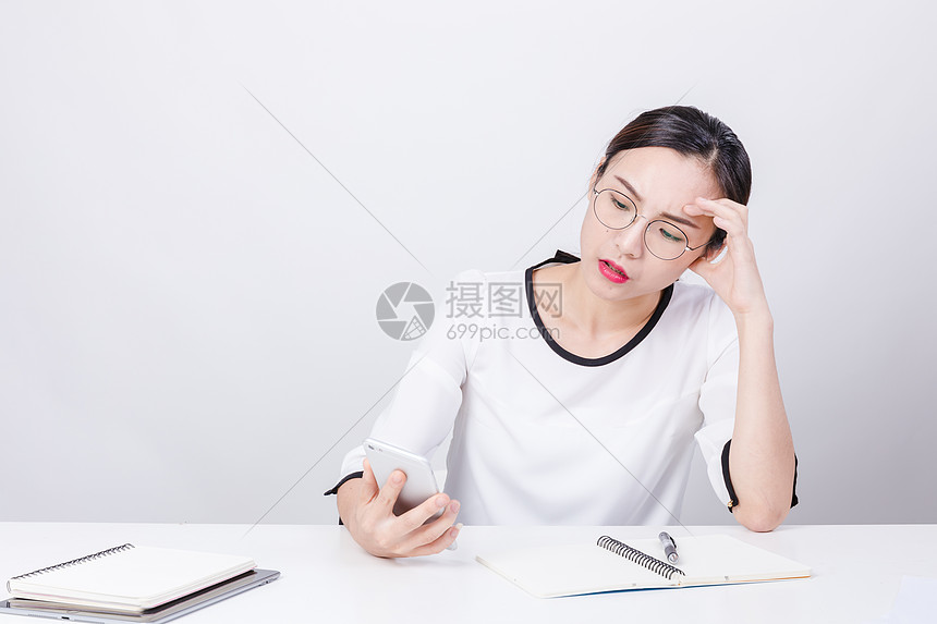 职业女性看手机找灵感棚拍图片