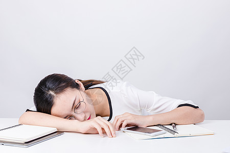 职业女性写作休息棚拍背景图片