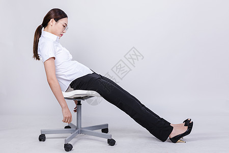 职业女性垂头丧气坐在椅子上图片