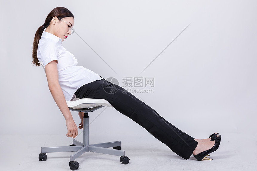 职业女性垂头丧气坐在椅子上图片