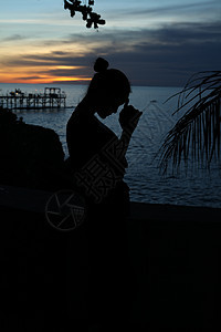 巴厘岛傍晚彩霞下的人物剪影图片