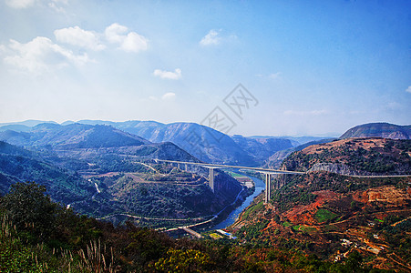 河谷里的大桥高清图片
