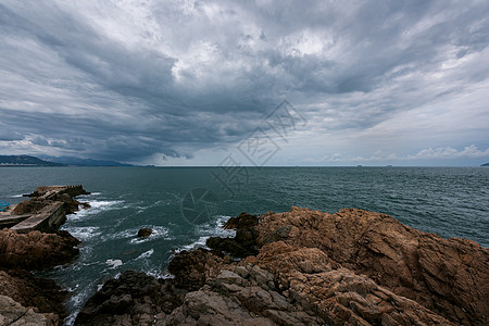 乌云压顶海背景