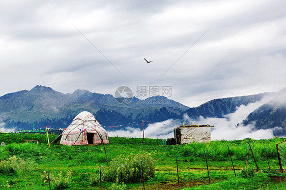 云雾缭绕的清晨中的小屋图片