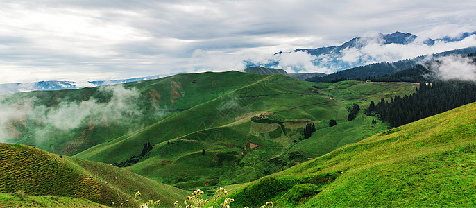 云雾缭绕的山峦全景图背景