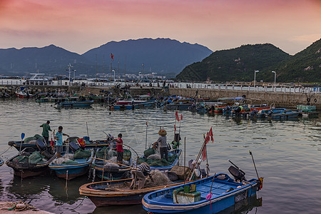 深圳大鹏日落的码头渔民背景