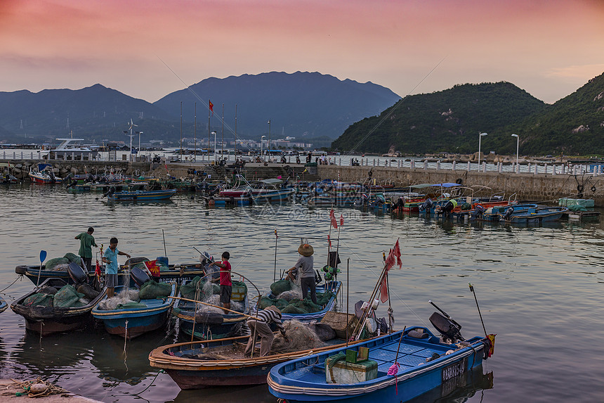 日落的码头渔民图片