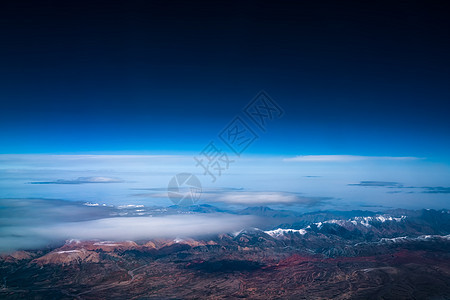 旅途中空中俯瞰天山山脉图片
