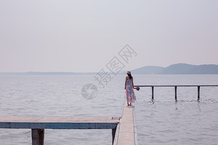 武汉大学后门东湖凌波门少女背影背景