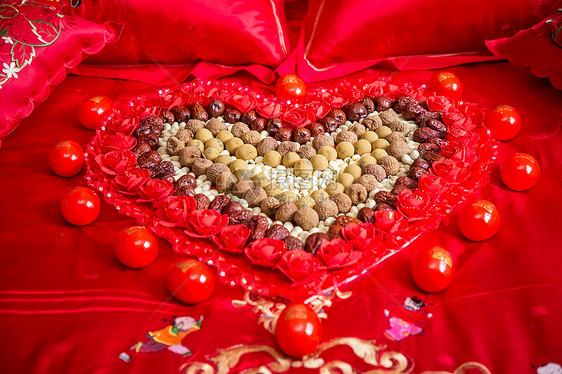 婚床上的红枣桂圆爱心