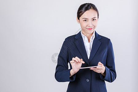 拿手机女职业女性拿手机点击动作棚拍背景