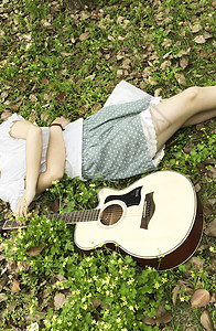 草丛美女美女与吉他背景