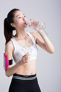 健身运动后休息喝水的女性背景