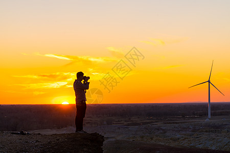 人物素材剪影新疆克拉玛依草原上的摄影人背景