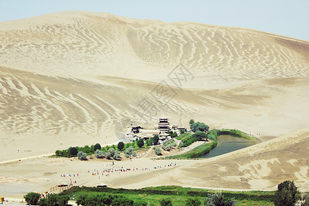 沙漠中的绿色月牙泉鸣沙山背景