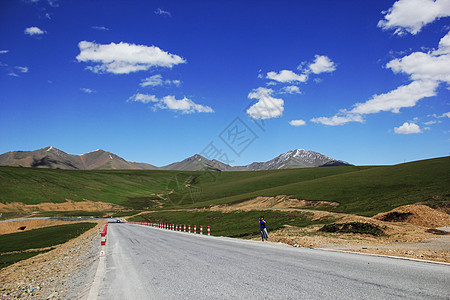 祁连山山脚公路图片