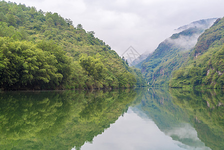 黄龙潭清晨的峡谷薄雾笼罩背景