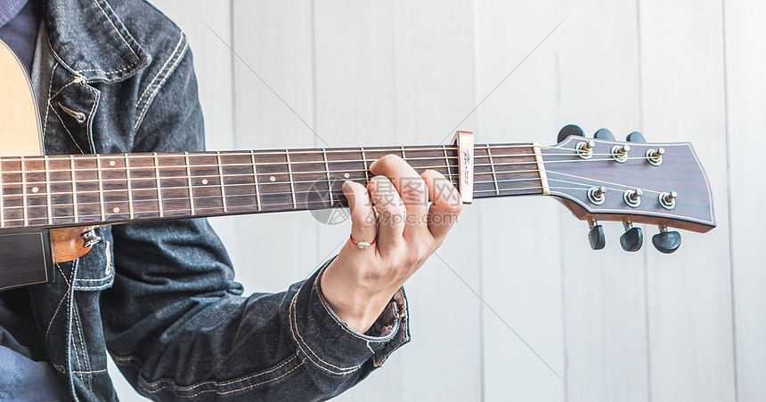 弹吉他的人图片