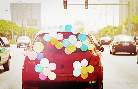 装饰各种颜色气球的小车背景图片