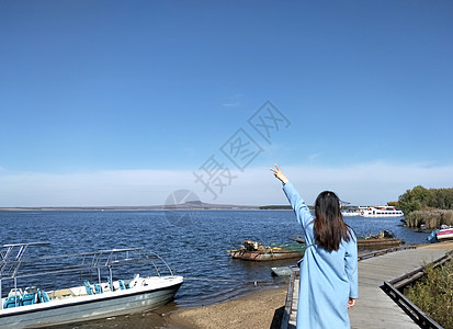 五大连池堰塞湖女生背影图片