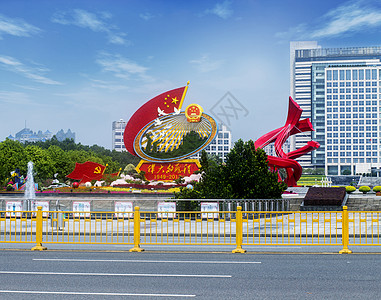 红旗雕塑中国国旗国徽背景