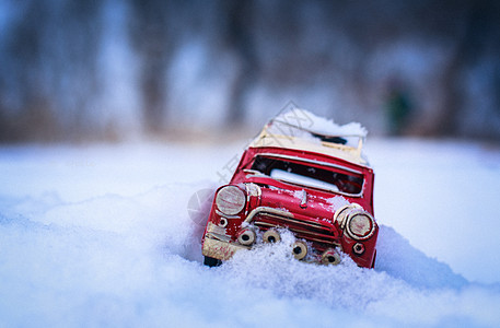 户外玩具车冬天雪中红色的玩具车背景