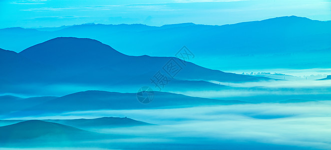 山峦云雾图片