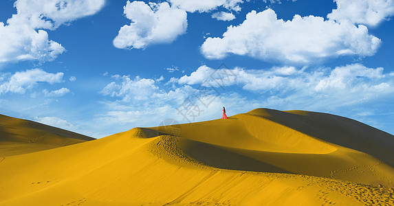 天空白云鸣沙山上的美女背景