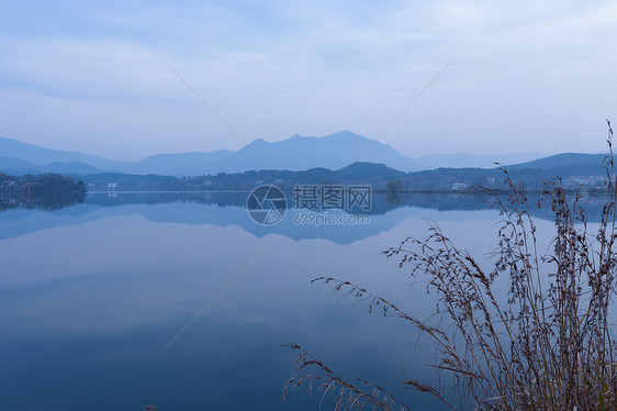 秋日湖面晚霞图片